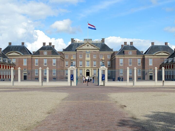 Paleis Het Loo in Apeldoorn met de Nederlandse vlag op het dak